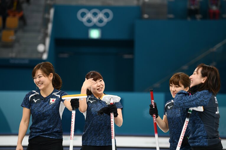 【カーリング女子レア写真】（写真は右に続きます）©Tsutomu Kishimoto/JMPA