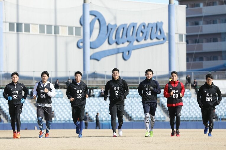 2020年の新人合同自主トレ。松田さんは写真右端　©JIJI PRESS
