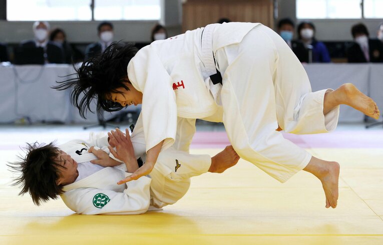 体格差のある相手にも果敢に巴投げを狙う角田（2020年の全日本女子柔道にて）　©JIJI PRESS