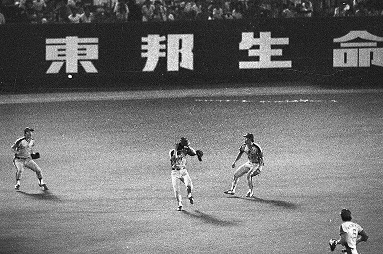 1981年巨人対中日（後楽園球場）、7回裏に捕球を取り損ない、ヘディングしてしまう中日・宇野勝。左には驚きの表情を覗かせる大島康徳の姿も ／ photograph by NIKKAN SPORTS