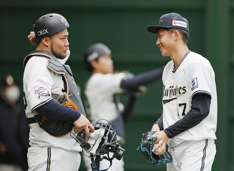 春季キャンプでブルペン投球を終え、笑顔を見せる曽谷龍平（右）©︎JIJI PRESS