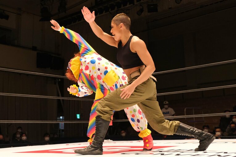 ジュリア「坊主頭」での出直し　元アイドルに敗れバリカン刈りも…悲壮感なき“闘う女”スタイルがカッコよすぎた(9)