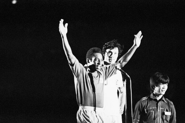 釜本の引退試合に駆け付けたペレ。右端はセルジオ越後　©Katsuro Okazawa/AFLO