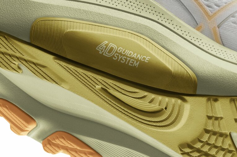 高反発のフォーム材／アーチ部に配置されたフォームパーツが、 疲労時に必要となる中足部の安定性を発揮　©ASICS