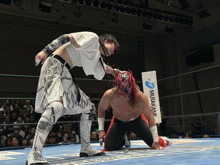 スワイプすると「エル・デスペラードvs葛西純」など激闘写真をご覧になれます　©Norihiro Hashimoto