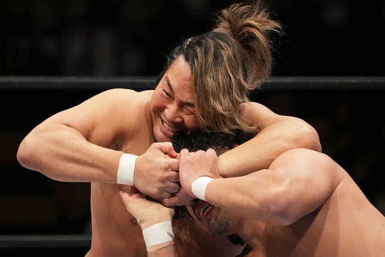 後藤洋央紀をヘッドロックで攻める棚橋弘至　©Masashi Hara