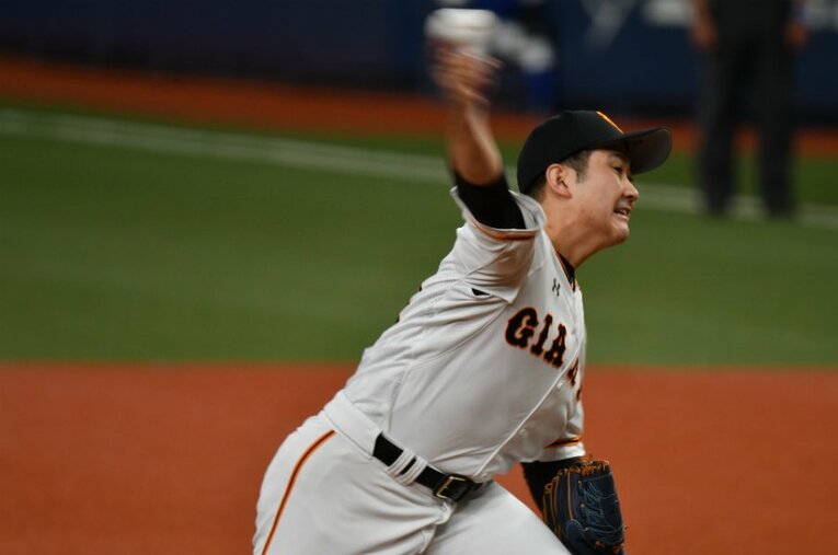 栗原に本塁打と二塁打2本で4打点を許した菅野。1人の打者にこれほど打たれるのは珍しい ／ photograph by Hideki Sugiyama