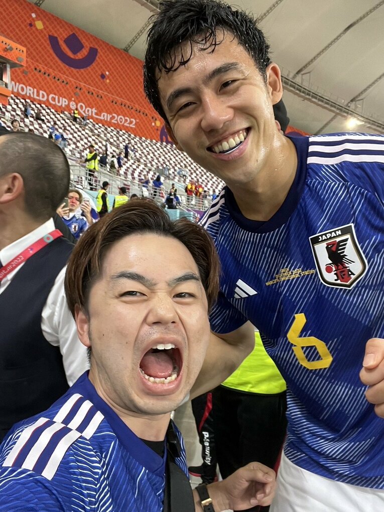 2017年からサカモト氏（左）のレッスンを受け始めたという遠藤航。（写真はサカモト氏がカタールW杯の応援に駆けつけた際に撮影したもの/本人提供）