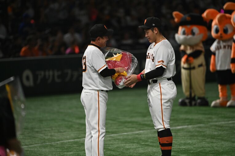 退任セレモニーでの岡本和真と原辰徳　©︎Naoya Sanuki