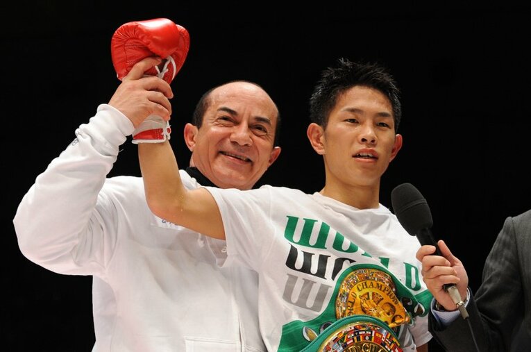 写真は2011年2月11日、WBC世界ミニマム級タイトルマッチ。プロ7戦目で世界王者になった井岡一翔とトレーナーのイスマエル・サラス ／ photograph by AFLO
