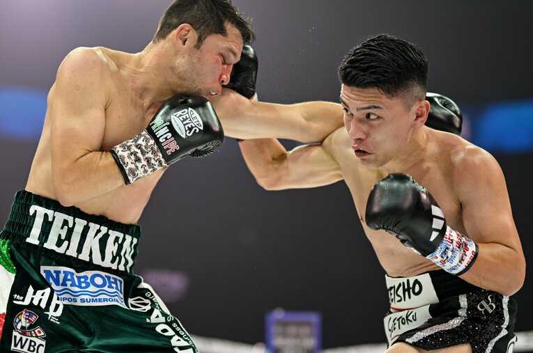 元世界王者を寄せ付けなかった坪井智也（29歳）。試合後、カルロス・クアドラス（左）は現役引退を表明している ／ photograph by Hiroaki Finito Yamaguchi