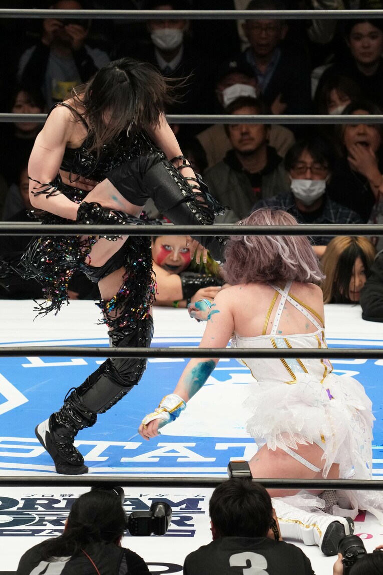 中野たむにとどめのビッグブーツをぶち込む上谷沙弥　©Masashi Hara