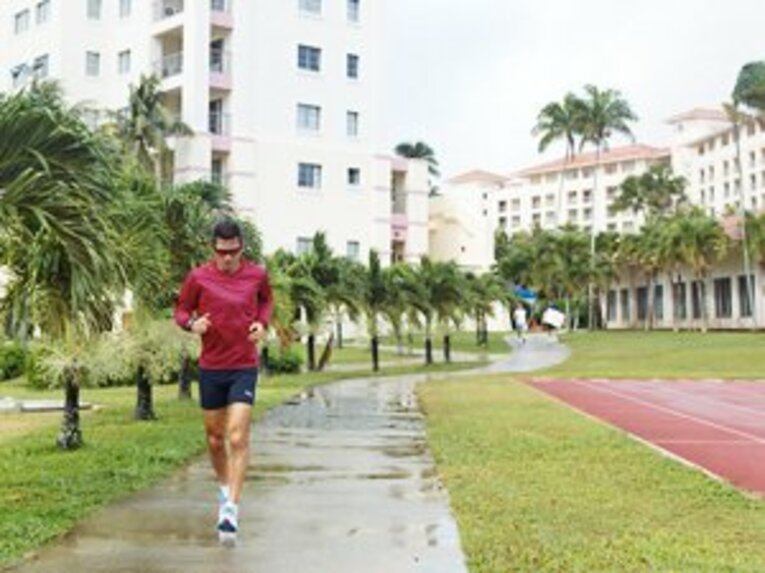 グアムでは朝6時、夜明けとともにトレーニングを開始、ジョギング、ストレッチに始まり、体幹トレーニング、ダッシュなどさまざまなフィジカルトレーニングをこなした