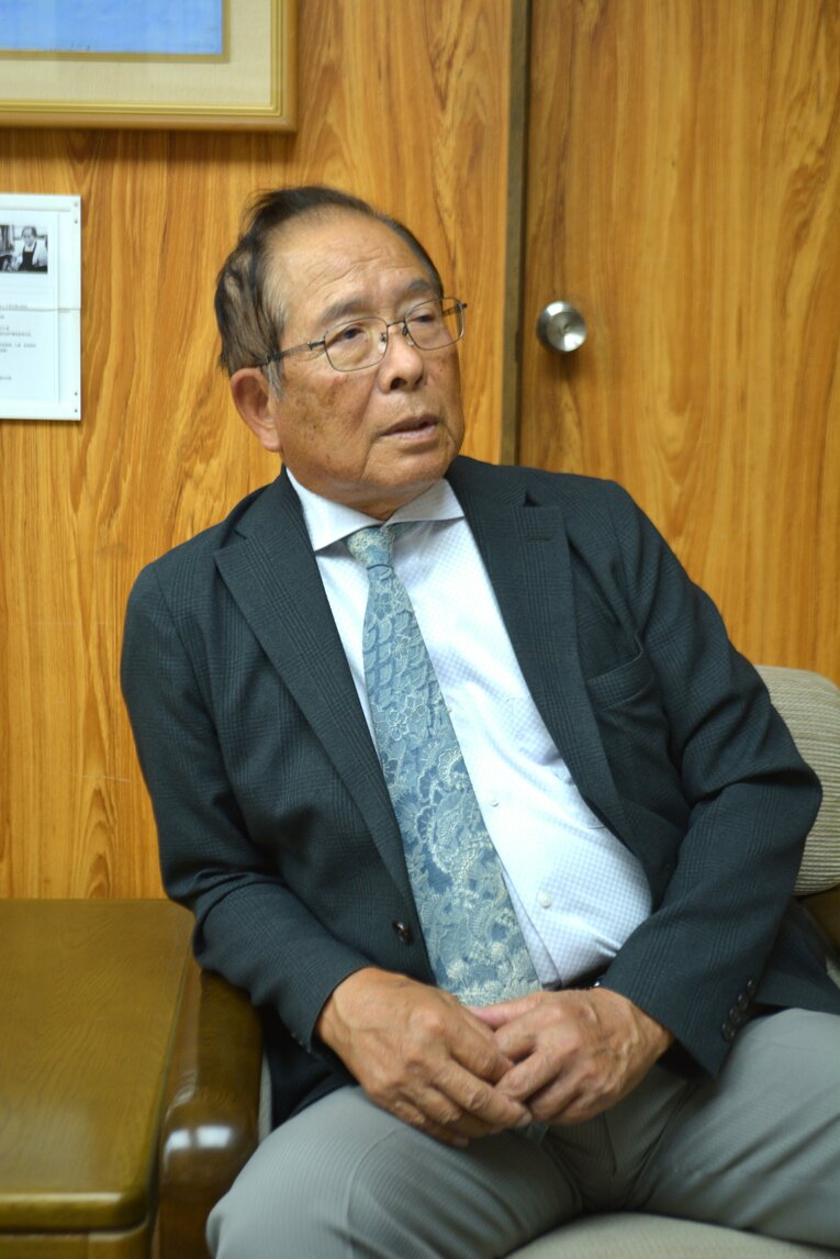 「島袋と宮城の違い」について解説する興南の我喜屋優監督　©Takarin Matsunaga