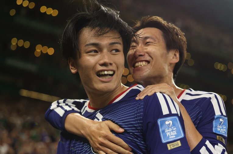 W杯チュニジア戦、チーム2点目となる上田綺世のゴール直後。鎌田大地も上田を称える ／ photograph by AFLO