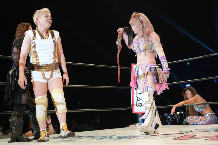 試合後、たむは神取にベルトを突き付け、タイトルマッチを要求した　©Essei Hara