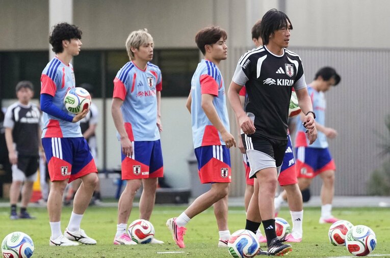伝説の名手、中村俊輔コーチ（黒練習ウェア）が見守る中でのFK練習というシーンがあった合宿5日目。現地記者が密着レポート！ ／ photograph by KYODO