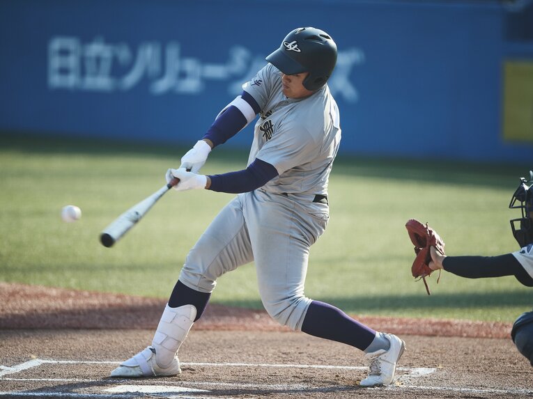 全国デビュー初打席でホームランを放った際のスイング（明治神宮大会） ©Yuki Suenaga