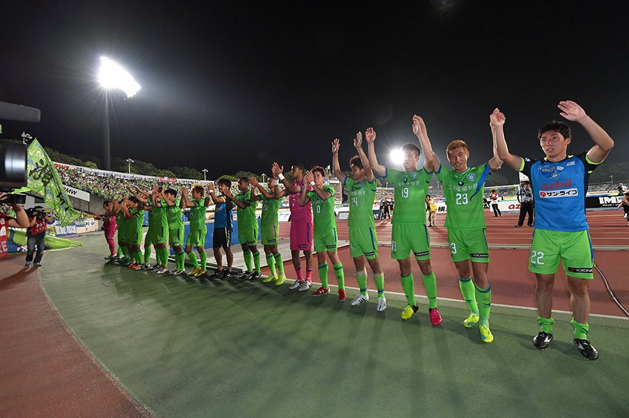 ついにホームで2連勝の湘南。曹監督が選手に伝えた3つの「I」。<Number Web> photograph by Shounan Bellmare