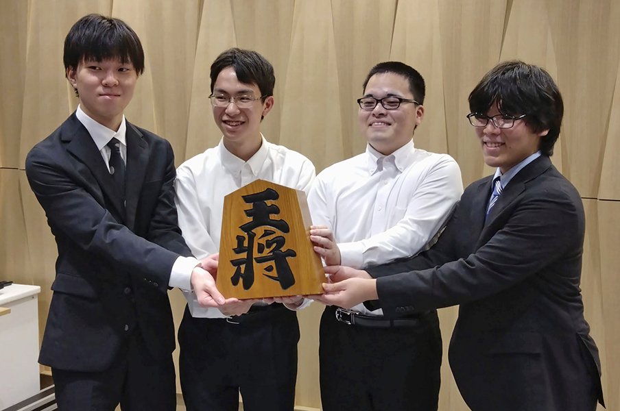 「東大卒の両親、兄は京大生の17歳」「藤井聡太が“詰将棋早解きで勝てない”と脱帽」難関すぎる三段リーグ突破でプロに…4人の意外な素顔＜Number Web＞ photograph by Kyodo News