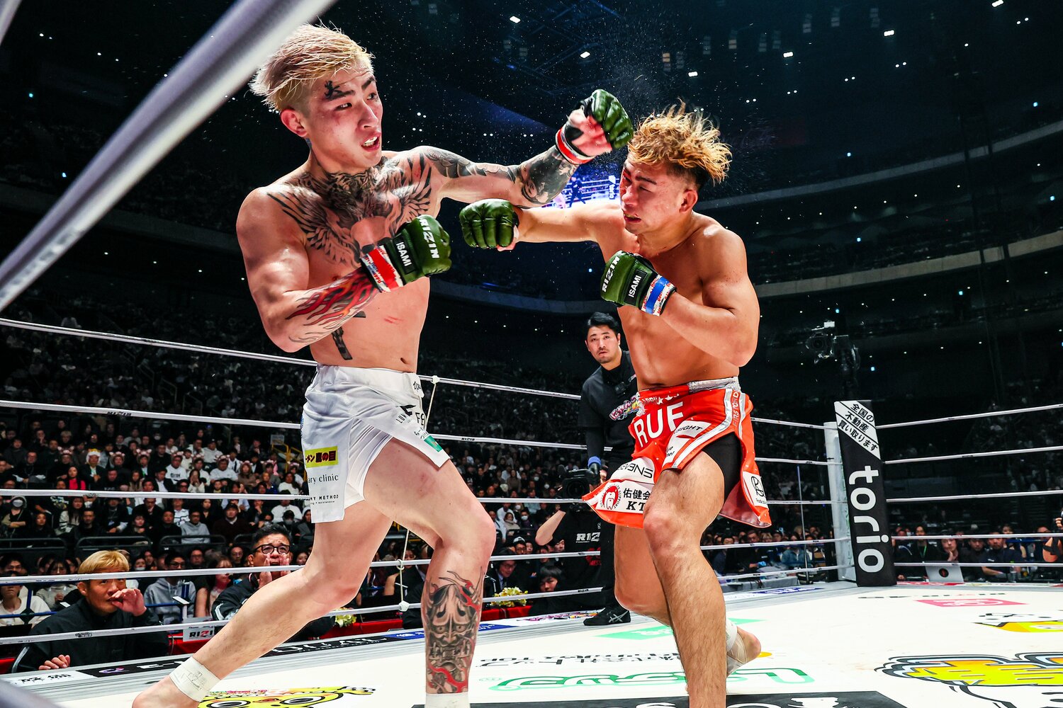 YA-MANのテンプルに左フックをヒットさせる平本蓮　©RIZIN FF Susumu Nagao