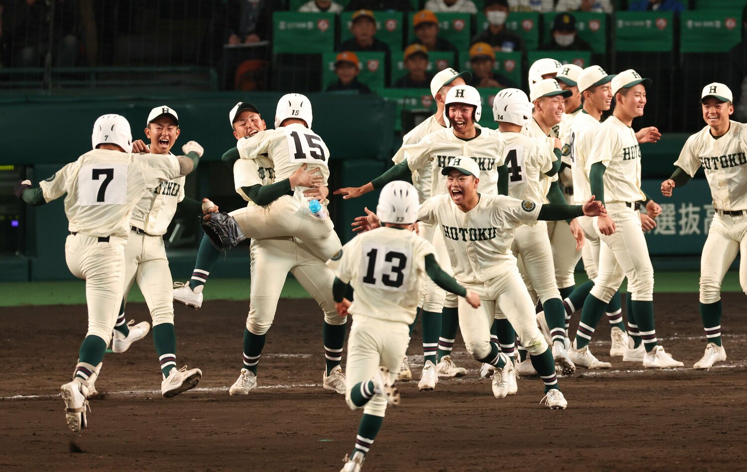 タイブレークの末、仙台育英にサヨナラ勝ちし喜ぶ報徳学園ナイン ©JIJI PRESS