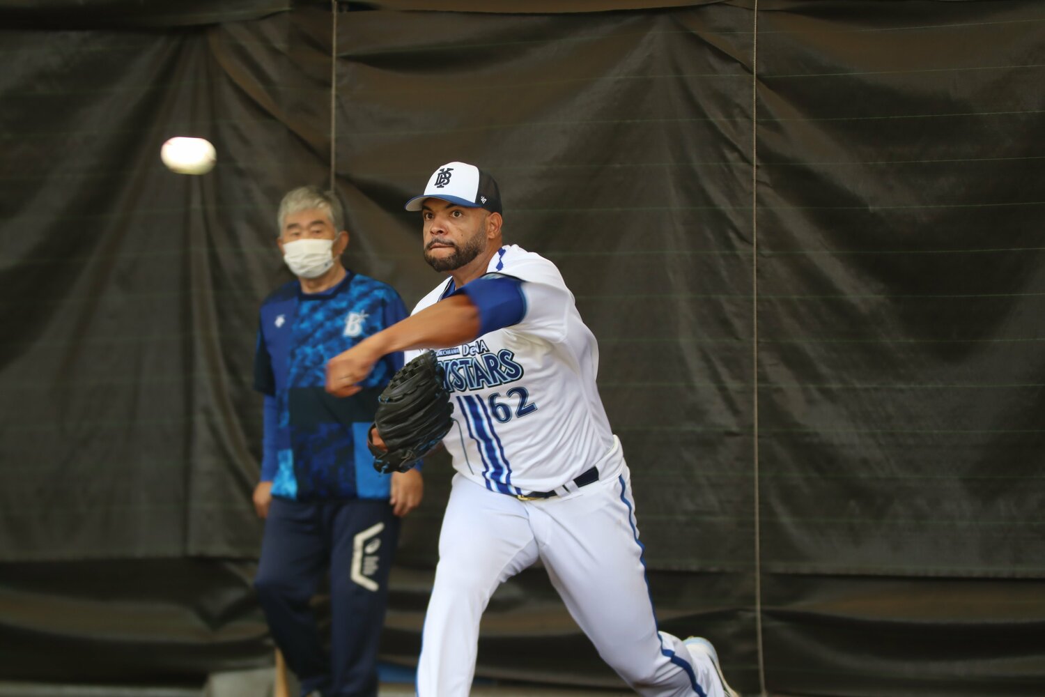 エスコバーの投球を見る小谷氏