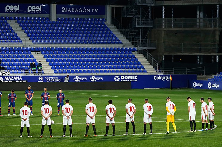 キックオフに行われたマラドーナへの黙祷