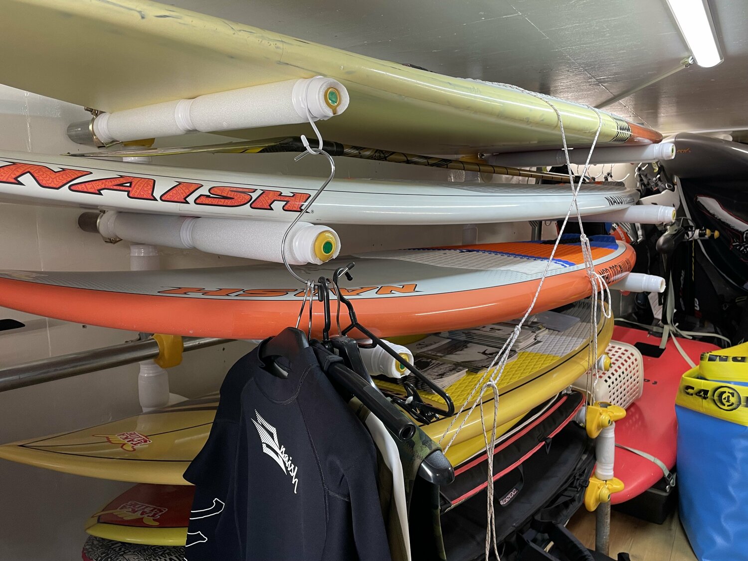 『TAKA SLIDE』に置かれているボード。ボードと一口にいってもさまざまな種類がある　©Takashi Ishizuka