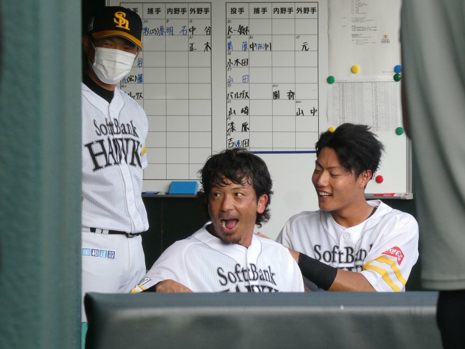 ダグアウトの松田宣浩。左は小久保二軍監督 ©Kotaro Tajiri