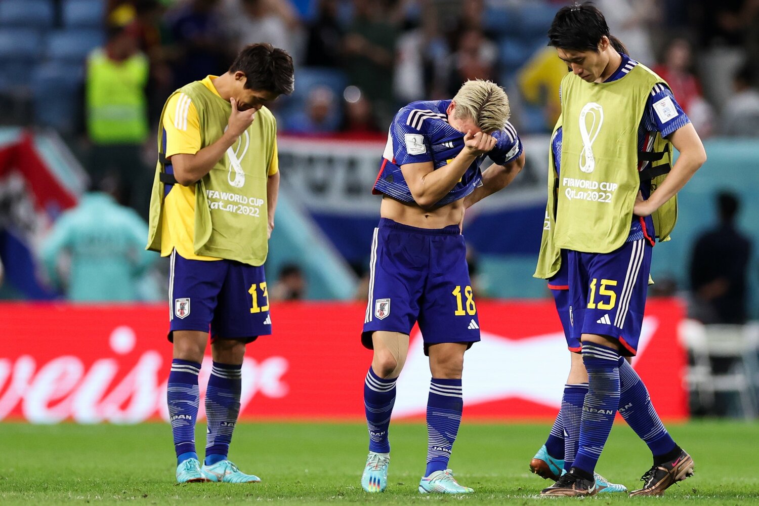 クロアチア戦後、浅野とともに顔を覆う守田　©Getty Images