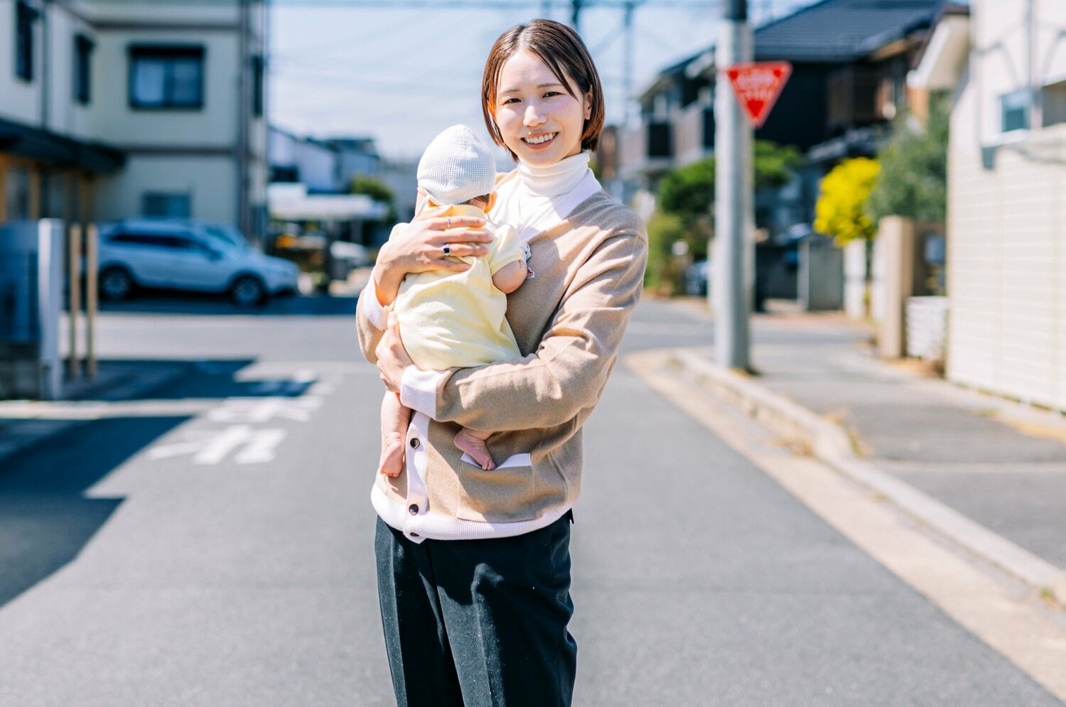 取材場所でも終始、我が子を抱いたままインタビューに応じてくれた古賀さん　©︎Kiichi Matsumoto