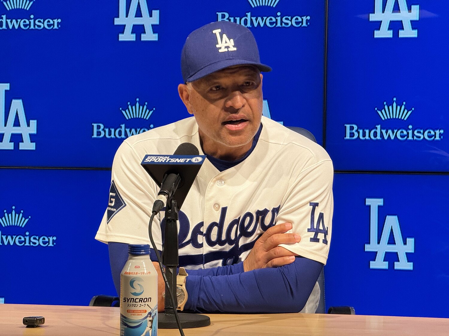 取材に応じるロバーツ監督　©Naoyuki Yanagihara