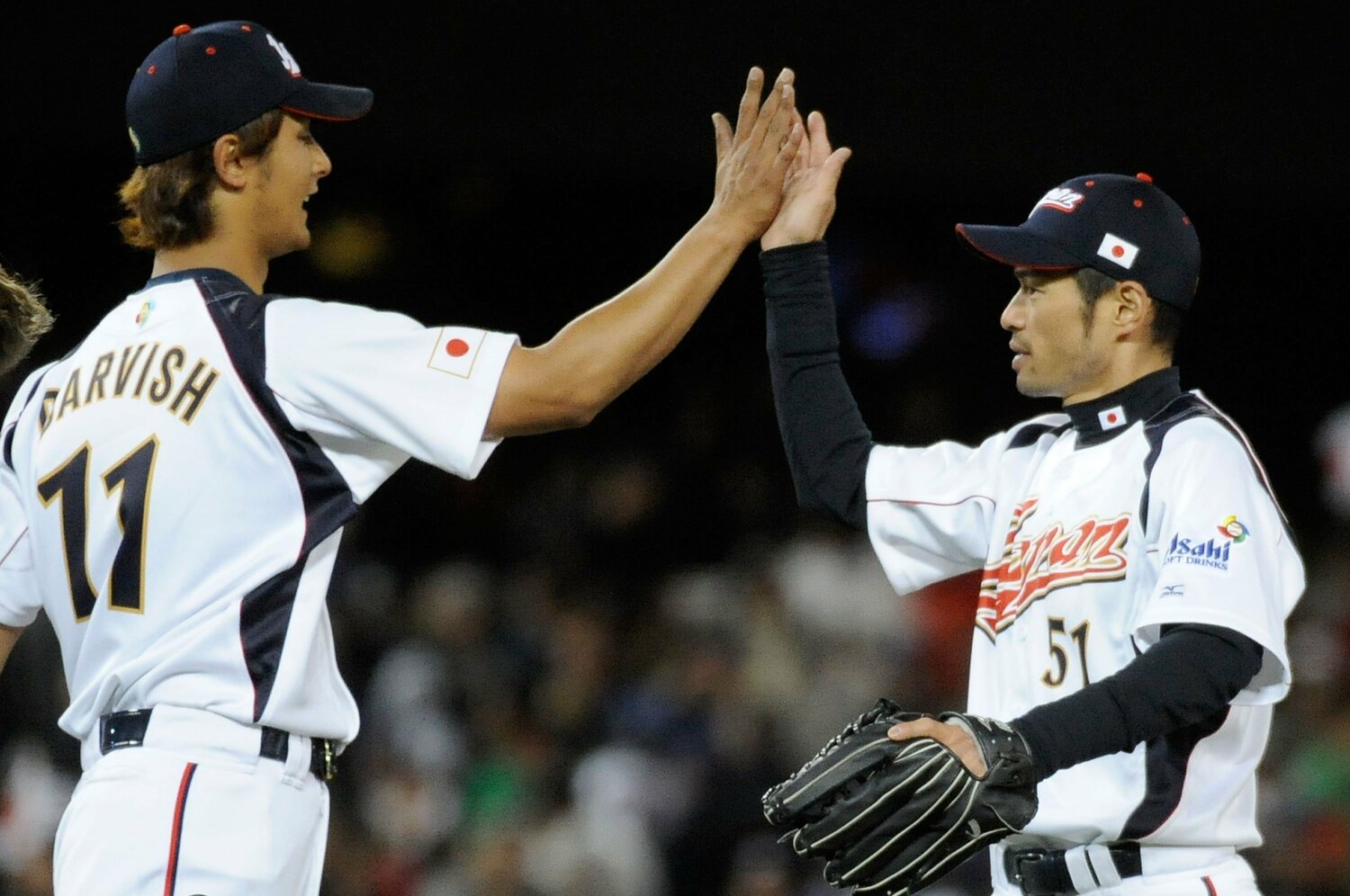 2009年WBCにて、イチローさんとハイタッチするダルビッシュ ©Getty Images