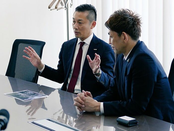 千葉・島田代表と北海道・折茂代表、同学年の2人が語るBリーグの未来。<Number Web> photograph by CHIBA JETS FUNABASHI