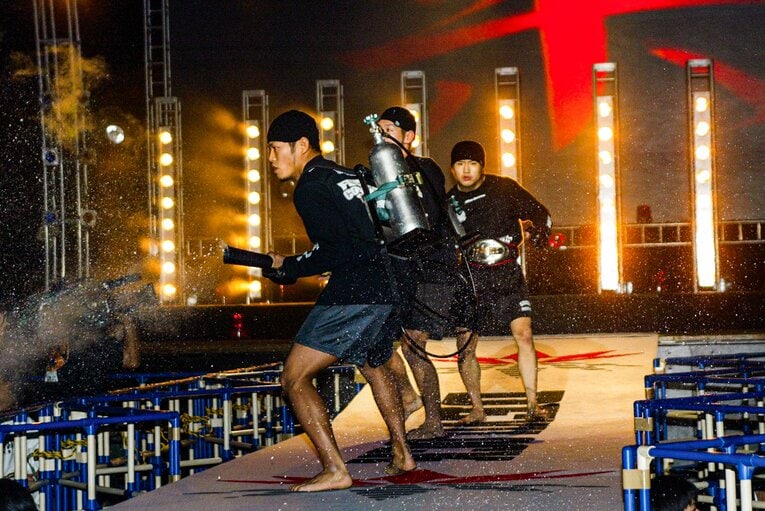 三島☆ド根性ノ助との修斗ウェルター級タイトルマッチの入場シーン。現参議院議員の須藤元気が先導役を務めた