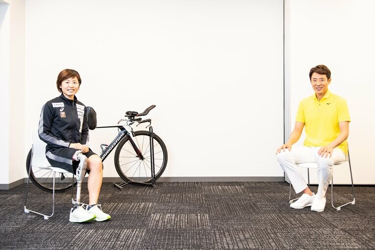 義足を脱ぐと血だらけ…“世界4位”秦由加子が松岡修造に教える「過酷すぎる」パラトライアスロンの世界(8)