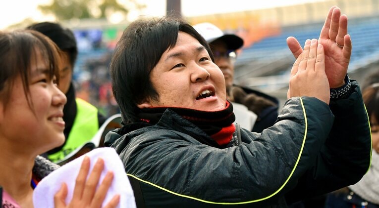 仙台育英高・女子駅伝部の監督を務める釜石（2021年）©︎Asahi Shimbun