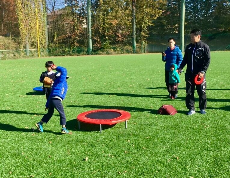 Hello! WASEDA “プレイボール プロジェクト”では早稲田大学野球部のOBである田中浩康（右、元ヤクルト・DeNA/現DeNA内野守備走塁コーチ）らも参加　（写真は2019年）