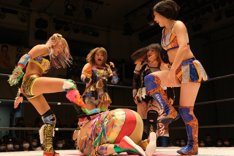 試合開始早々、井上京子を囲み踏みつける