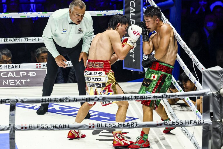 ダウン後の井上拓真はロープを背負いながら那須川天心の攻撃をかわしダメージ回復を図った　©️Susumu Nagao