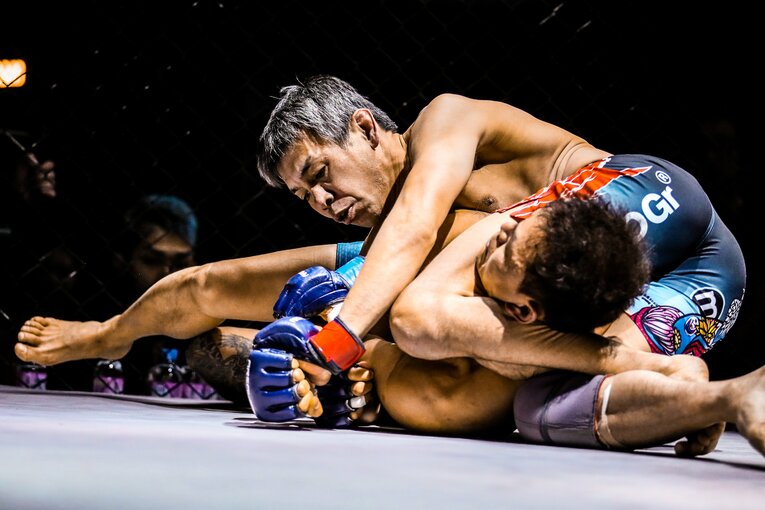 巧みな寝技で相手を攻めていく　©Susumu Nagao