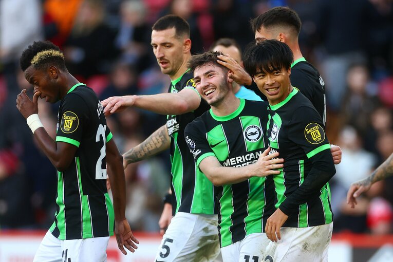 後半30分、左足のクロスで相手オウンゴールを誘発した三笘。ギルモアらチームメイトが駆け寄って祝福　©Getty Images