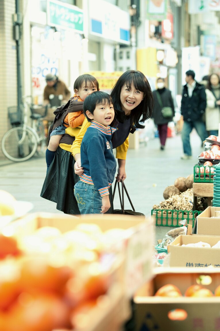 2人の息子と商店街で買い物をする貴重な家族写真　©Mami Yamada