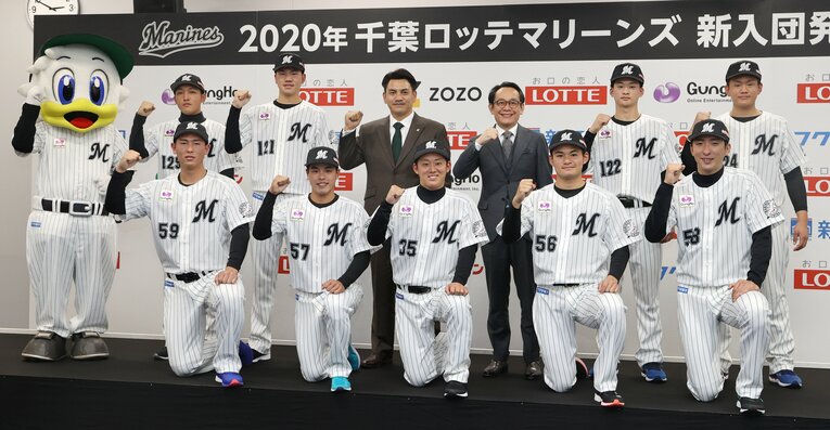 2021年に育成2位でマリーンズ入り（後列左から2番目）。1年目にイースタン・リーグのセーブ王に輝き、翌22年に支配下登録された　©︎JIJI PRESS
