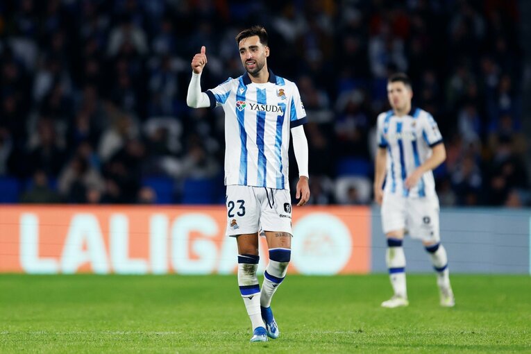 ナイスパスと久保へジャスチャーで伝えるブライス　©Daisuke Nakashima