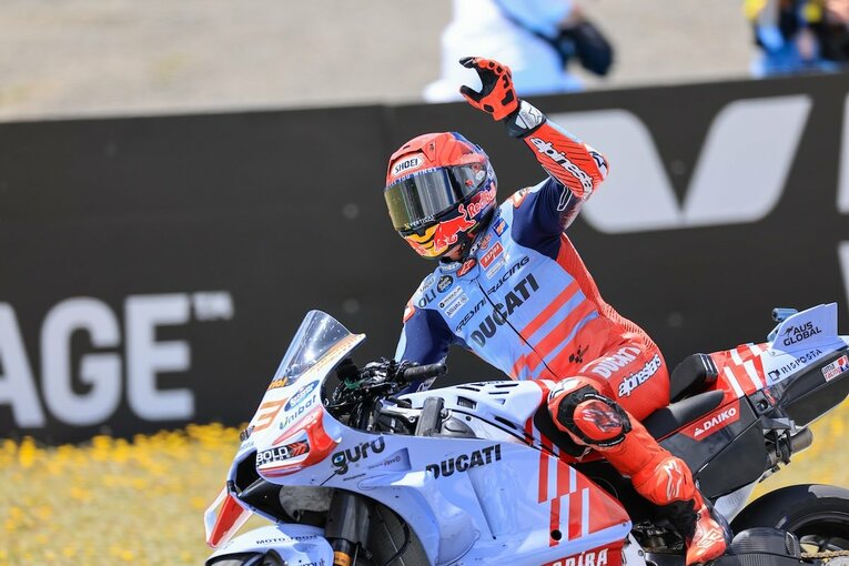 スペインGPを2位でフィニッシュし、観客の声援に応えるマルケス　©Satoshi Endo