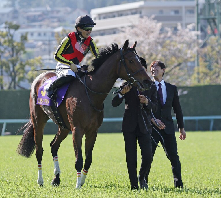 桜花賞のレース後、笑顔の川田将雅とリバティアイランド　©JIJI PRESS