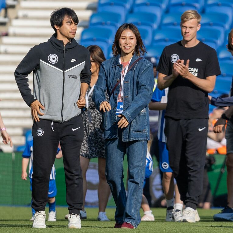 昨季マンU戦後（5月19日）、クリア夫人とセレモニーに出席した三笘薫　©AFLO