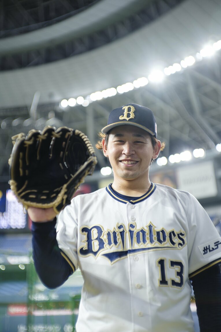 可愛らしい笑顔を見せる宮城大弥　©︎Atsushi Hashimoto